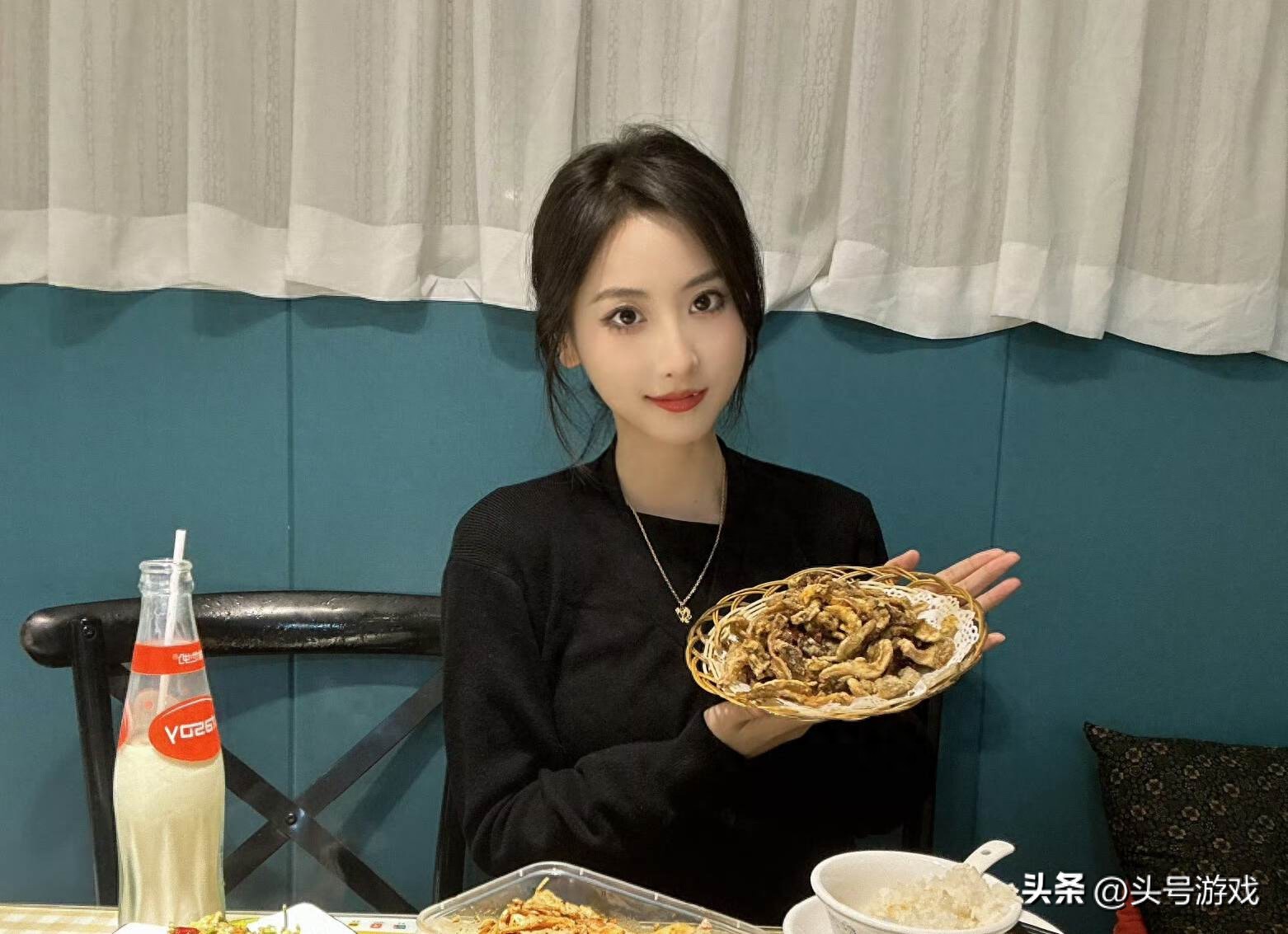都爱直播吸粉获利，电竞与直播亲密无间？LPL女解说鼓鼓咋回事