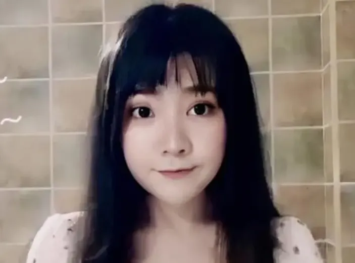 曾经风靡的小团团，办卡抽奖风波后消失一年，如今现身引无数猜测？