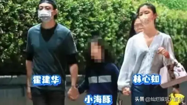 明星婚姻真玄学！林心如携手三口，幸福散步瞬间超有爱！_明星婚姻真玄学！林心如携手三口，幸福散步瞬间超有爱！_