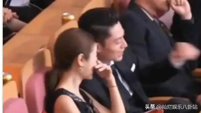 明星婚姻真玄学！林心如携手三口，幸福散步瞬间超有爱！__明星婚姻真玄学！林心如携手三口，幸福散步瞬间超有爱！