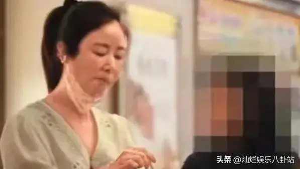 _明星婚姻真玄学！林心如携手三口，幸福散步瞬间超有爱！_明星婚姻真玄学！林心如携手三口，幸福散步瞬间超有爱！
