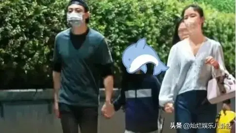 明星婚姻真玄学！林心如携手三口，幸福散步瞬间超有爱！_明星婚姻真玄学！林心如携手三口，幸福散步瞬间超有爱！_