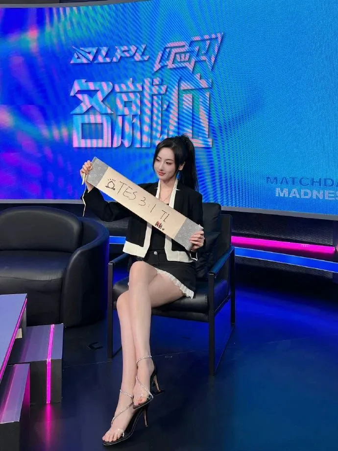 _LPL女解说鼓鼓直播控诉“变态私信”，表示：你们太压抑了，实在没事干就去搬两天砖_LPL女解说鼓鼓直播控诉“变态私信”，表示：你们太压抑了，实在没事干就去搬两天砖