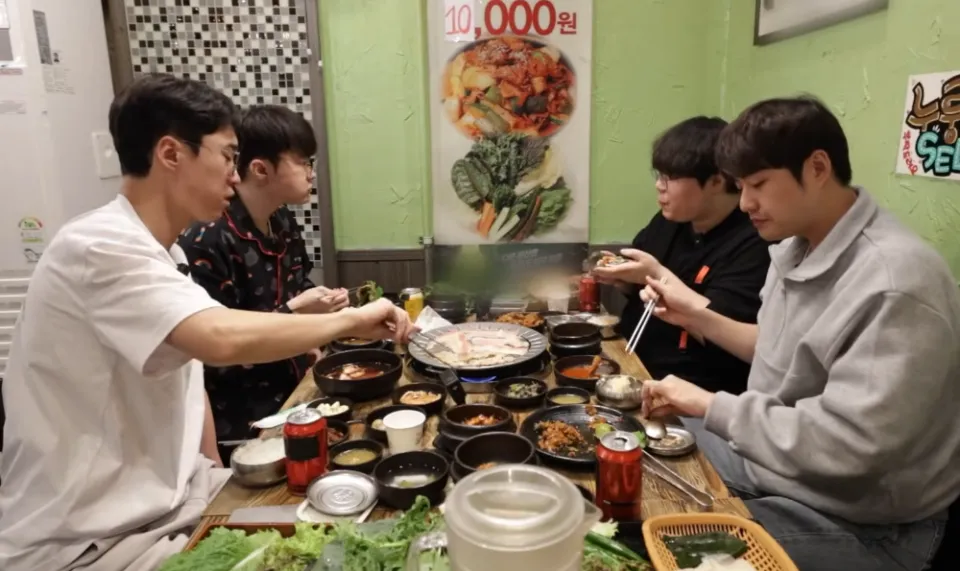 Faker 29 岁生日惊喜不断？前队友送特别睡衣，粉丝创作庆生