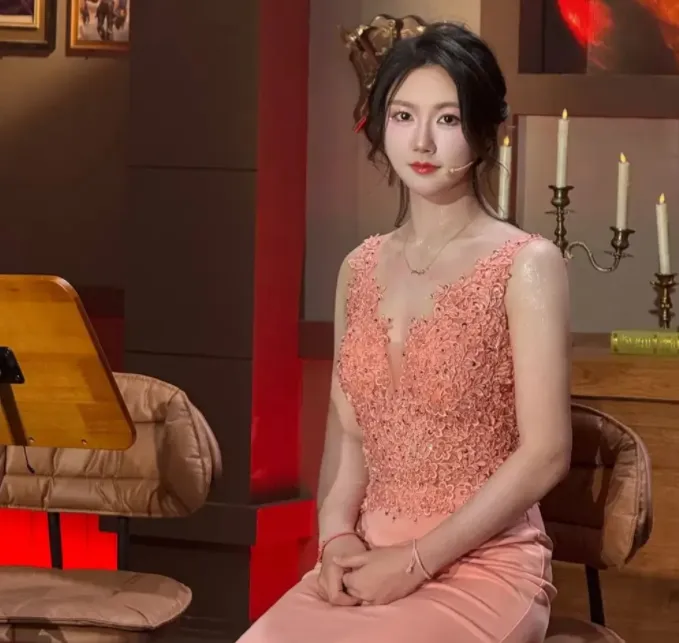 曾经的电竞女神小苍重开直播遭围攻！她的回应有多刚？