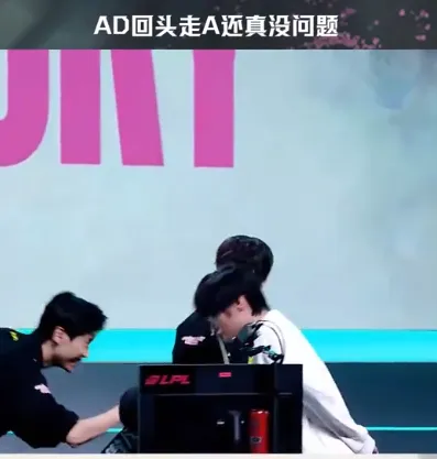 doinb和小天碰拳，面部表情笑到变形，赛后LPL官方也发文玩梗__doinb和小天碰拳，面部表情笑到变形，赛后LPL官方也发文玩梗