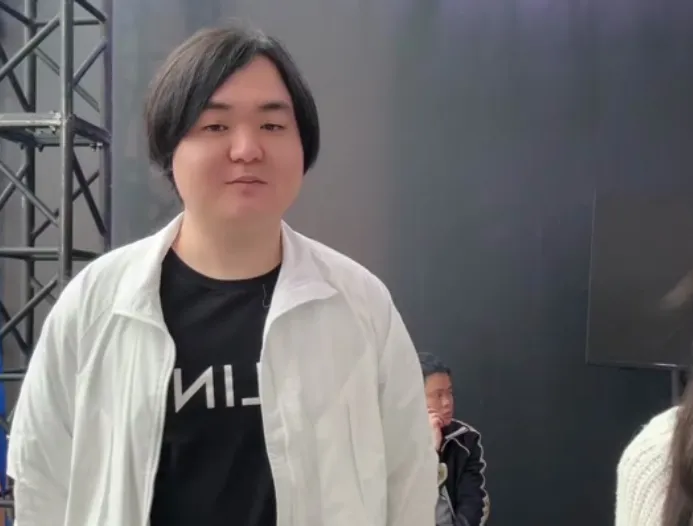 飞车主播陈伯误触直播键引轩然大波，代打传闻再掀热议？
