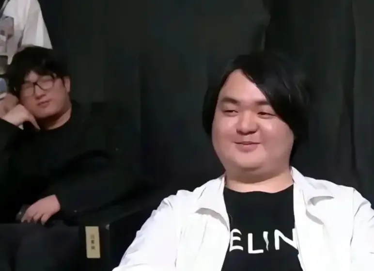 _陈伯误触开播键，直播间出现多处乱象，紧急拉电闸强行下播_陈伯误触开播键，直播间出现多处乱象，紧急拉电闸强行下播