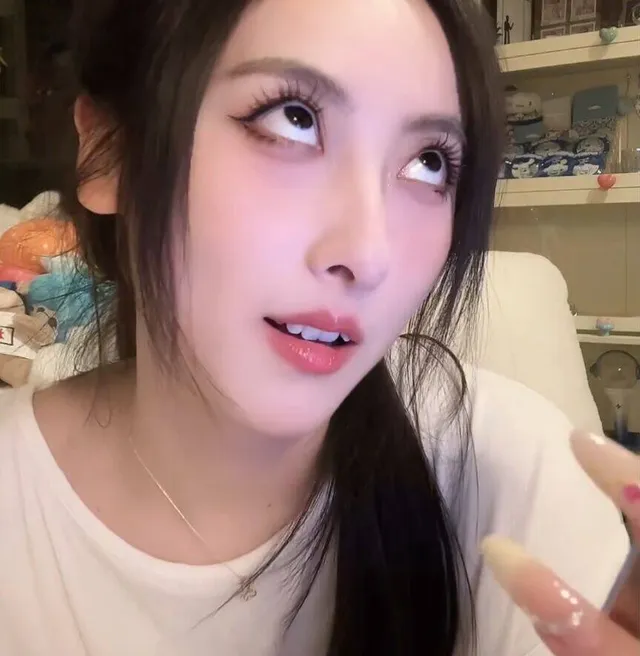 LPL女主持副业曝光引热议！DOINB让FPX打野下跪，LPL最大黑马陨落_LPL女主持副业曝光引热议！DOINB让FPX打野下跪，LPL最大黑马陨落_