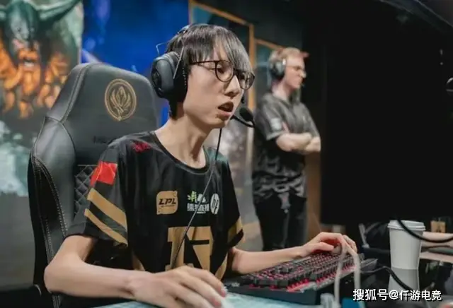 S8如日中天的RNG爆冷折戟！如今MLXG为何直播上班还债？