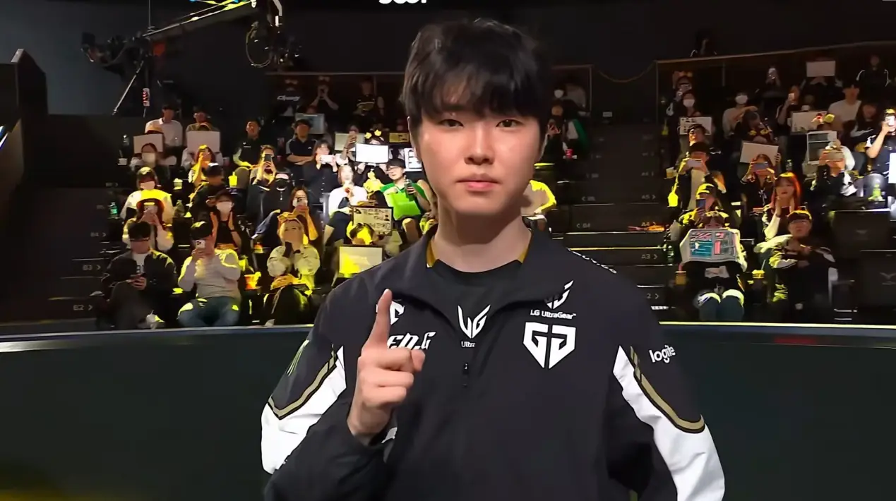 LCK巅峰对话T1竟被GEN 2-0横扫，Faker为何状态低迷？