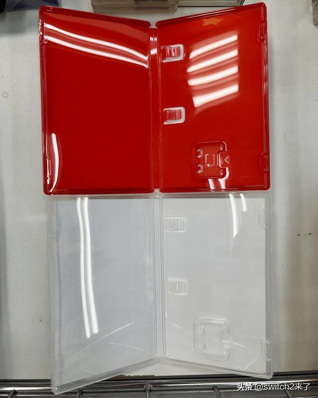 _不是说变大了吗?switch与switch2实体游戏盒对比!通体红色显眼_不是说变大了吗?switch与switch2实体游戏盒对比!通体红色显眼