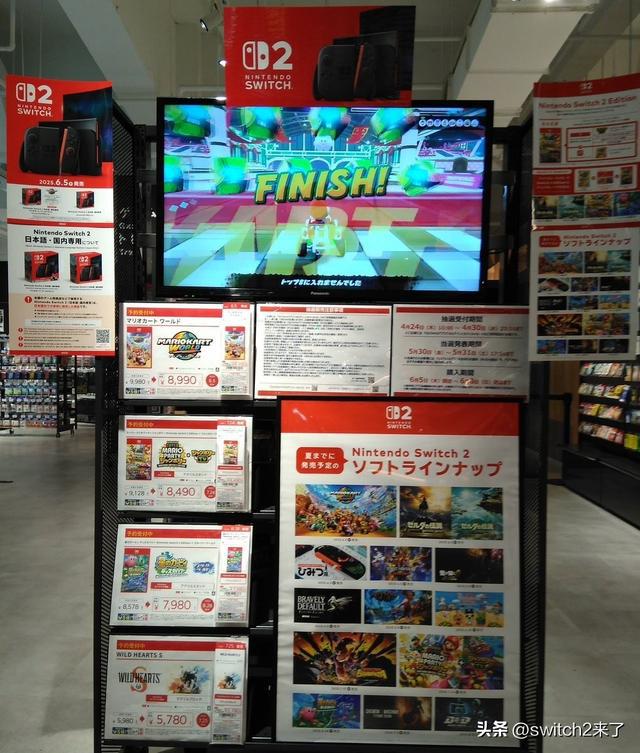 不是说变大了吗?switch与switch2实体游戏盒对比!通体红色显眼__不是说变大了吗?switch与switch2实体游戏盒对比!通体红色显眼
