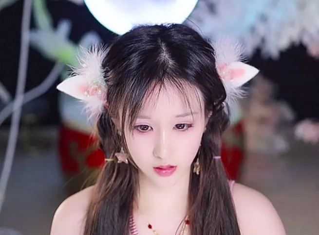 女主播公园跳舞遭大爷无情嘲讽！三十岁的人生该何去何从？