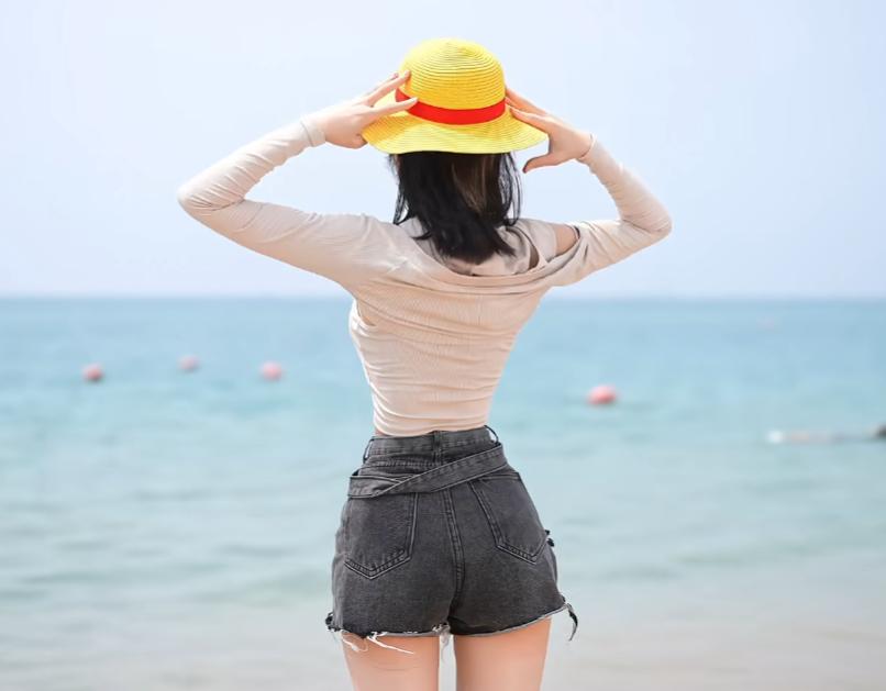 美女在海边游泳的视频_在海边游泳女生_