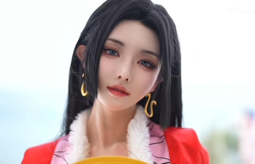 在海边游泳女生__美女在海边游泳的视频