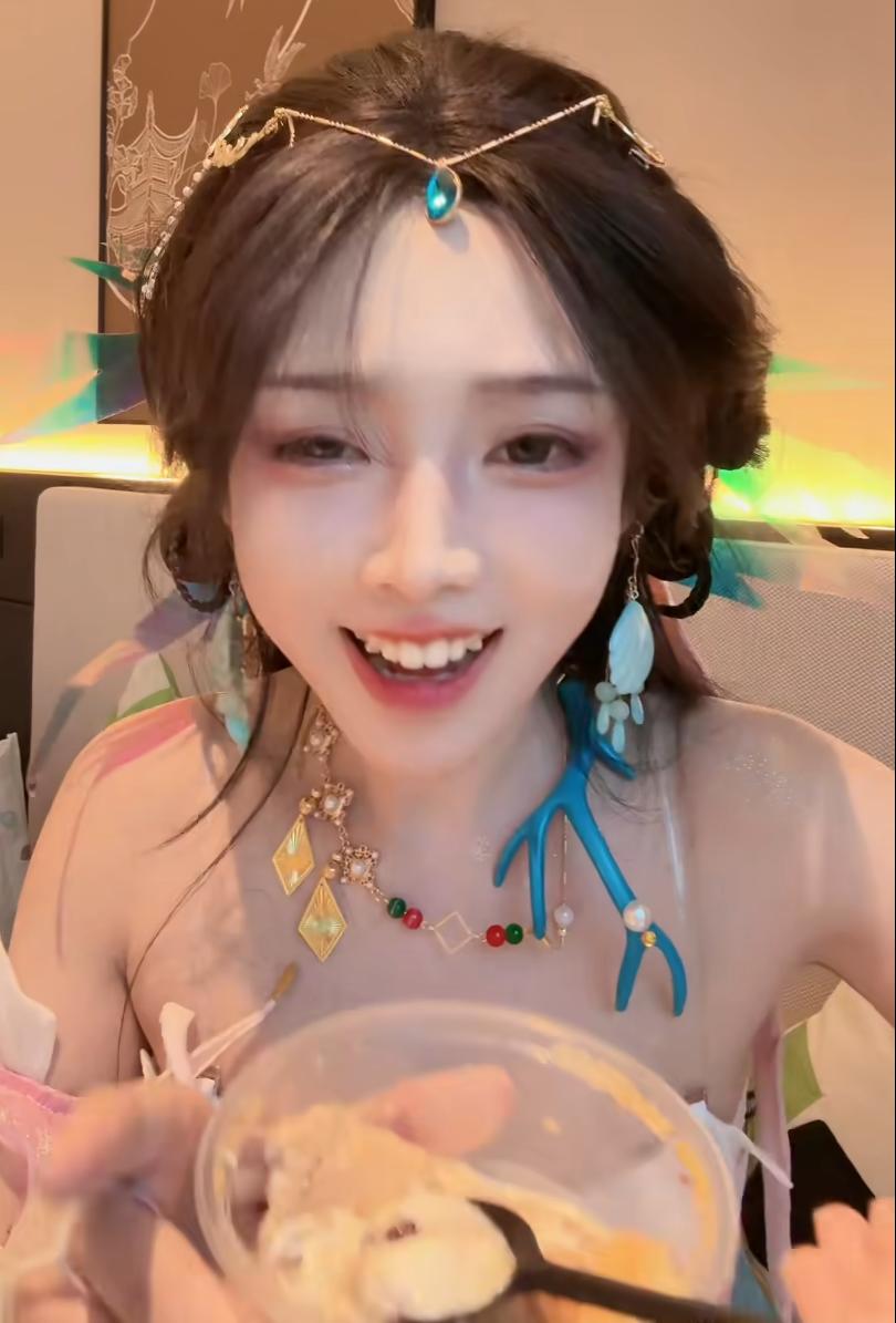 走路摇cos顾清寒贡献太大，让成都多少弯弯恢复正常__走路摇cos顾清寒贡献太大，让成都多少弯弯恢复正常