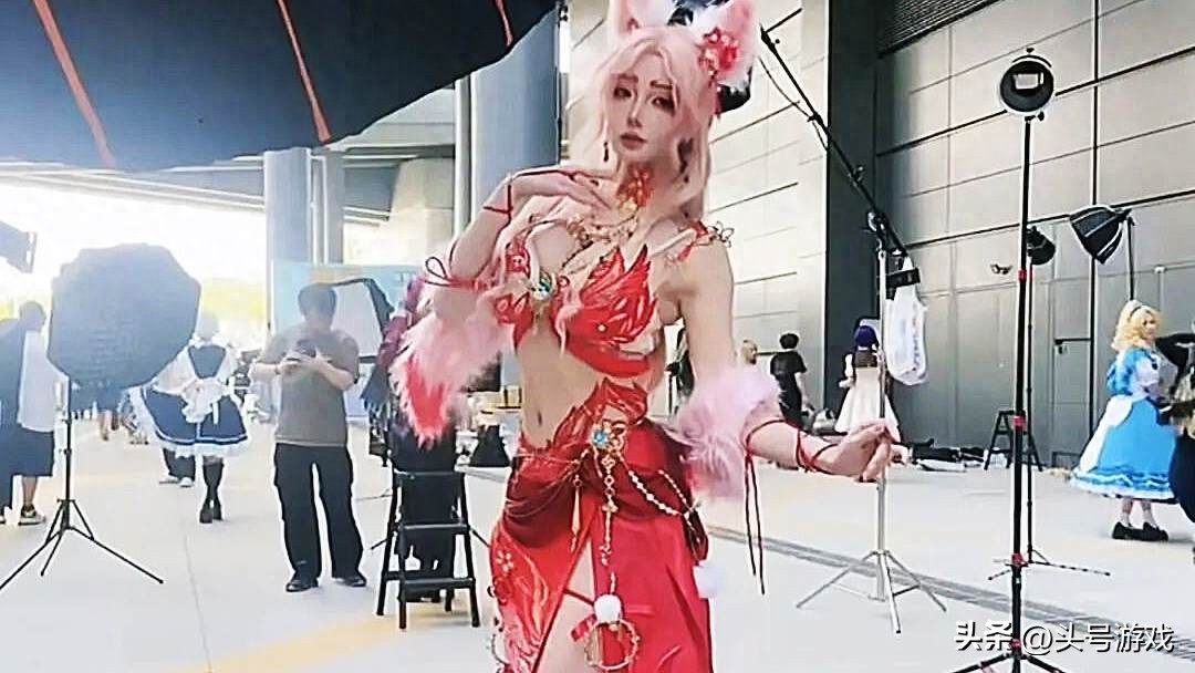 舞蹈女主播米娜线下大变样？参加漫展引网友热议！咋回事？