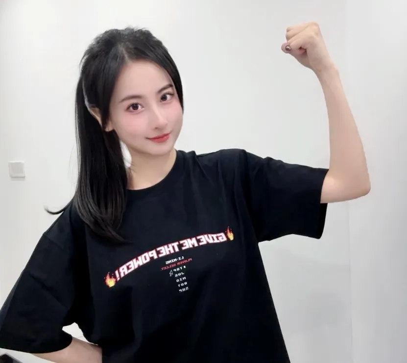 LPL颇受欢迎的女解说鼓鼓直播换衣，竟被吐槽审美像洗脚妹？