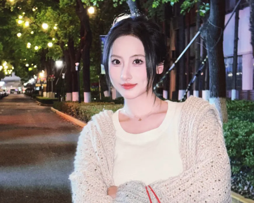 _解说鼓鼓直播换衣服，审美被网友吐槽，3套服装都像洗脚妹_解说鼓鼓直播换衣服，审美被网友吐槽，3套服装都像洗脚妹