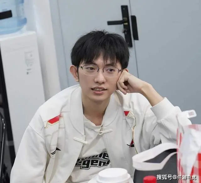 _LOL官方解说“炮轰”Bin：实力下滑严重，没资格竞争世界第一上单_LOL官方解说“炮轰”Bin：实力下滑严重，没资格竞争世界第一上单