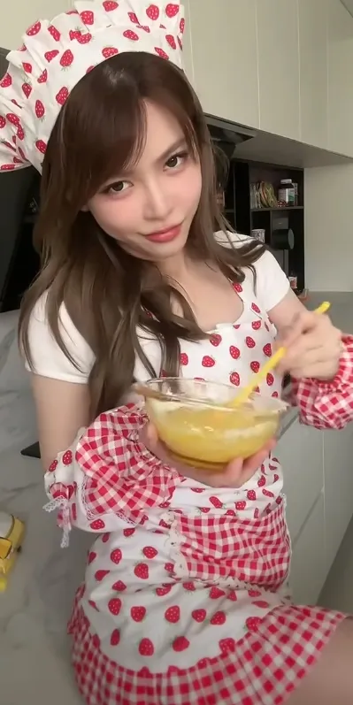 周姐直播间又被封！穿围裙做饭竟违规，这是为何？