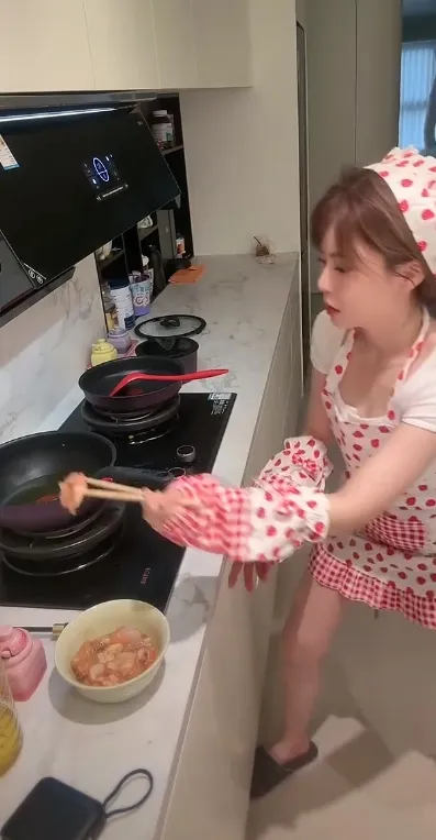 主播美食教学又“擦边”？被超管提示：含有低俗诱惑类内容，周淑怡直接“竖手指”回怼__主播美食教学又“擦边”？被超管提示：含有低俗诱惑类内容，周淑怡直接“竖手指”回怼