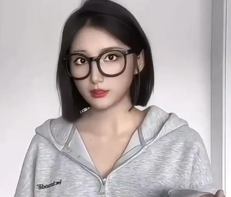 女主播穿女仆装深夜健身引热议！直播行业底线在哪？