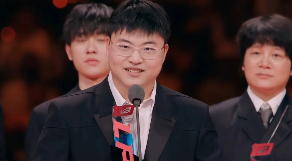 Faker发声恭喜Uzi，配得上名人堂！小虎出面发声，力挺老队友乌兹__Faker发声恭喜Uzi，配得上名人堂！小虎出面发声，力挺老队友乌兹