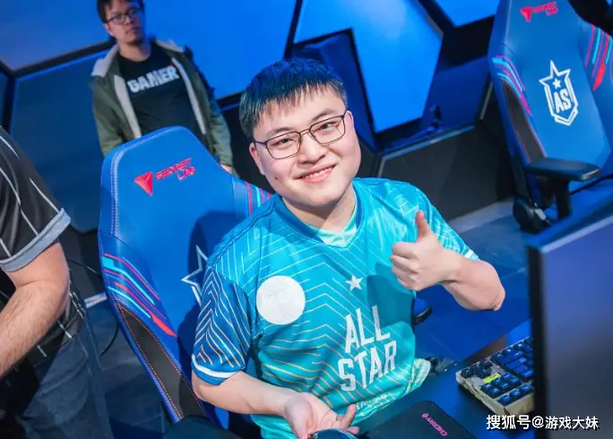 Uzi 入选名人堂获奔驰大 G！这是电竞史上的高光时刻？
