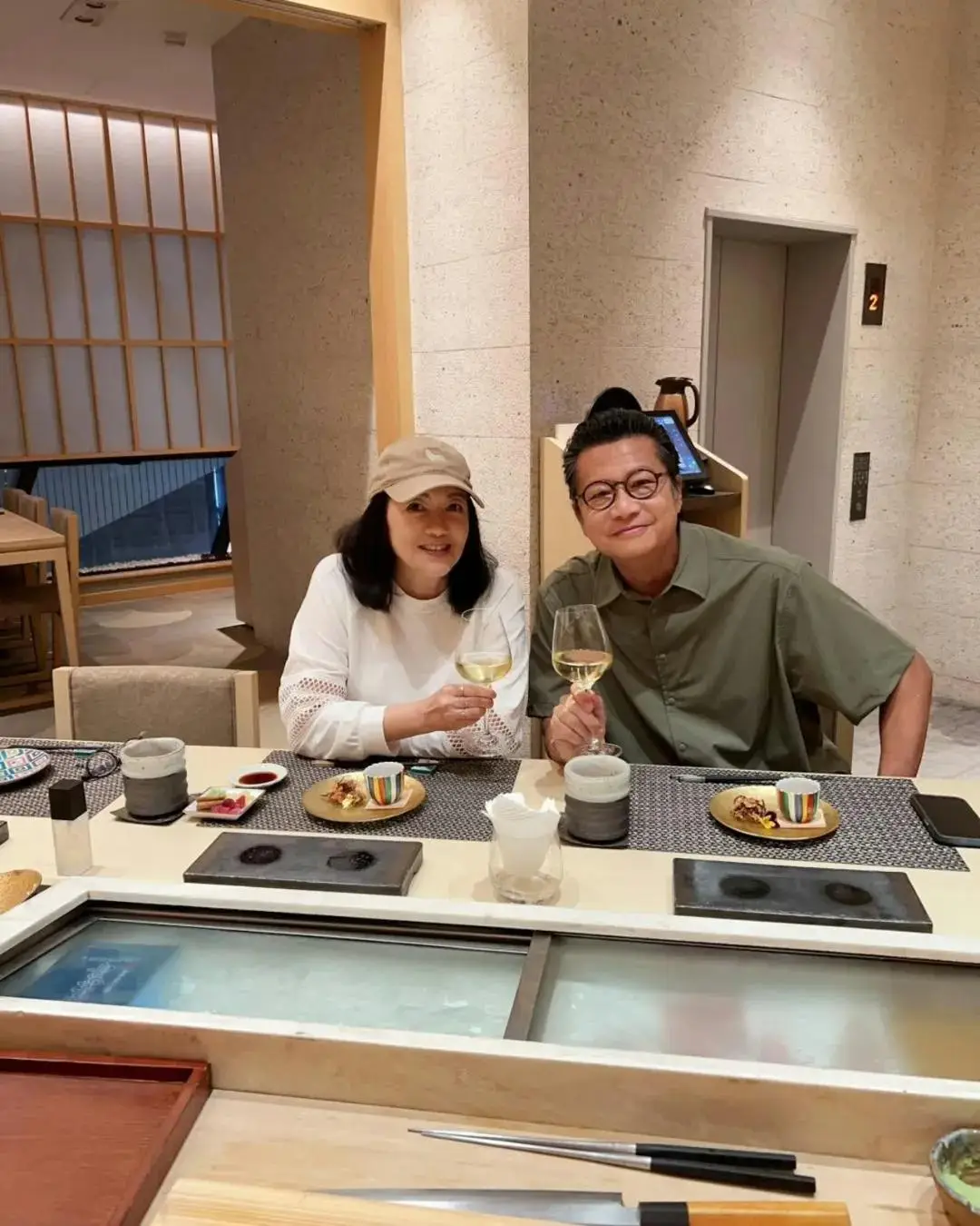 62 岁郑子诚生日甜蜜庆生！59 岁妻子刘倩怡风采依旧？