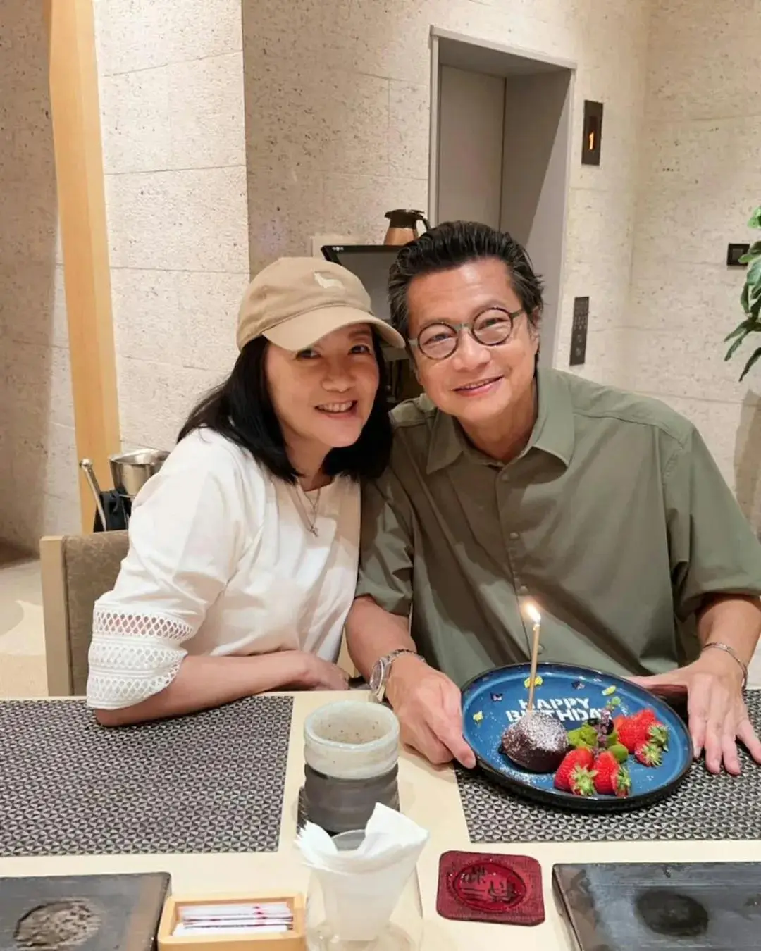 _前TVB主持刘倩怡为郑子诚庆生, 两人结婚23年无子, 爱情长跑见证岁月_前TVB主持刘倩怡为郑子诚庆生, 两人结婚23年无子, 爱情长跑见证岁月