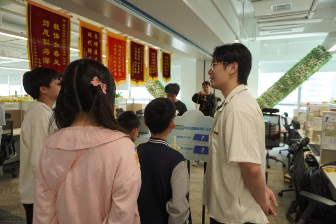 儿子沉迷于游戏__儿子爱玩游戏怎么沟通