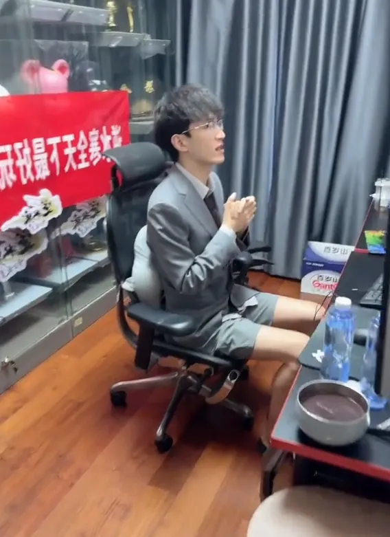_上身西装下身小短裤？顶级游戏比赛主持人着装被喷_上身西装下身小短裤？顶级游戏比赛主持人着装被喷