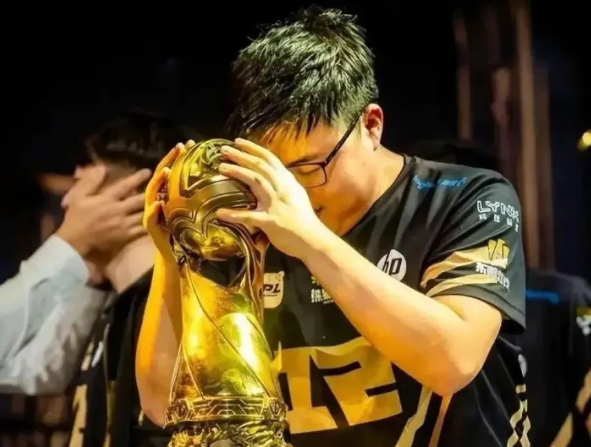Faker祝贺Uzi进入名人堂，网友却集体破防，评论区全是嘲讽声_Faker祝贺Uzi进入名人堂，网友却集体破防，评论区全是嘲讽声_