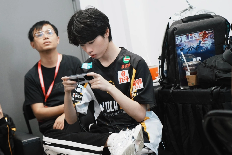 狼队零封RW侠获夏季赛开门红，小胖两连MVP，粉丝呼吁向鱼上场__狼队零封RW侠获夏季赛开门红，小胖两连MVP，粉丝呼吁向鱼上场