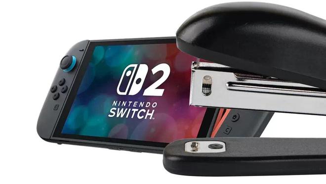 任天堂Switch 2首发开箱竟现惨状？订书针戳穿外盒伤屏幕