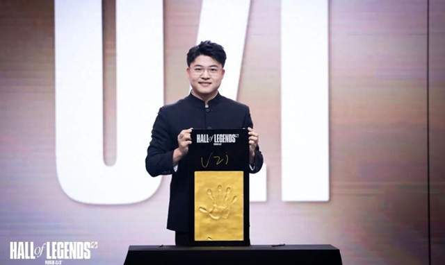 Uzi入选名人堂！时隔多久再现镜头前？正装亮相超惊艳