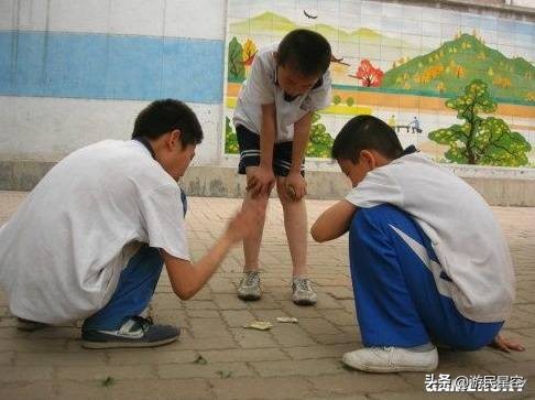 曾经的零食冰棍圆卡是宝贝，如今面对一块钱咋花竟茫然？