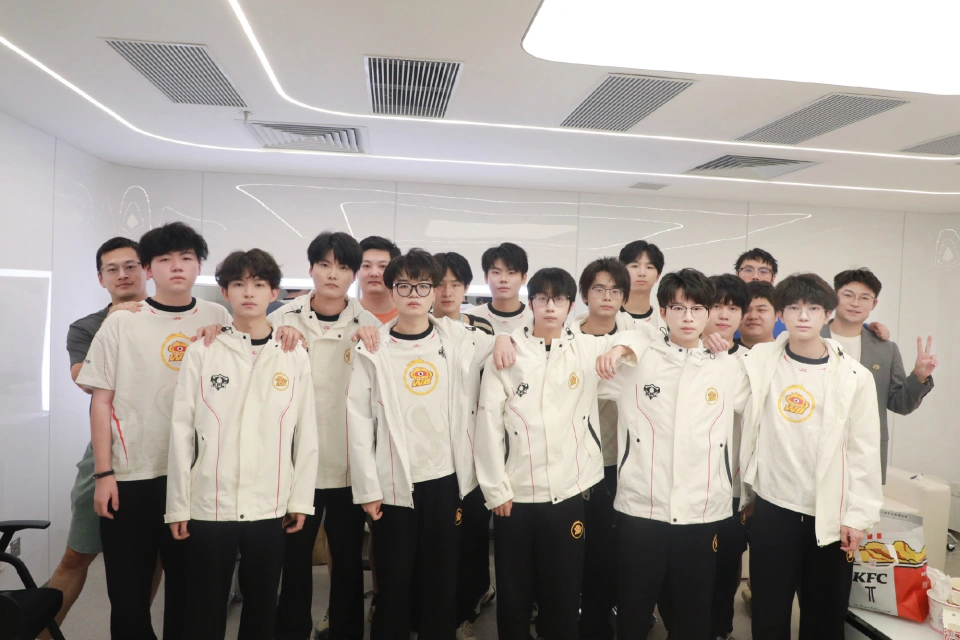 KPL夏季赛激战！WB首胜功臣是谁？Hero为何被LGD让二追三？