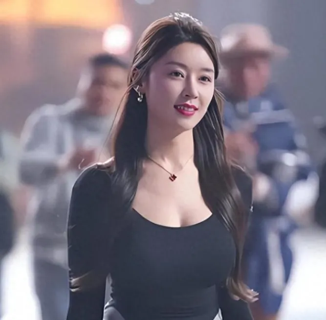网红圈的审美颠覆！微胖美女凭啥比瘦美人更有魅力？