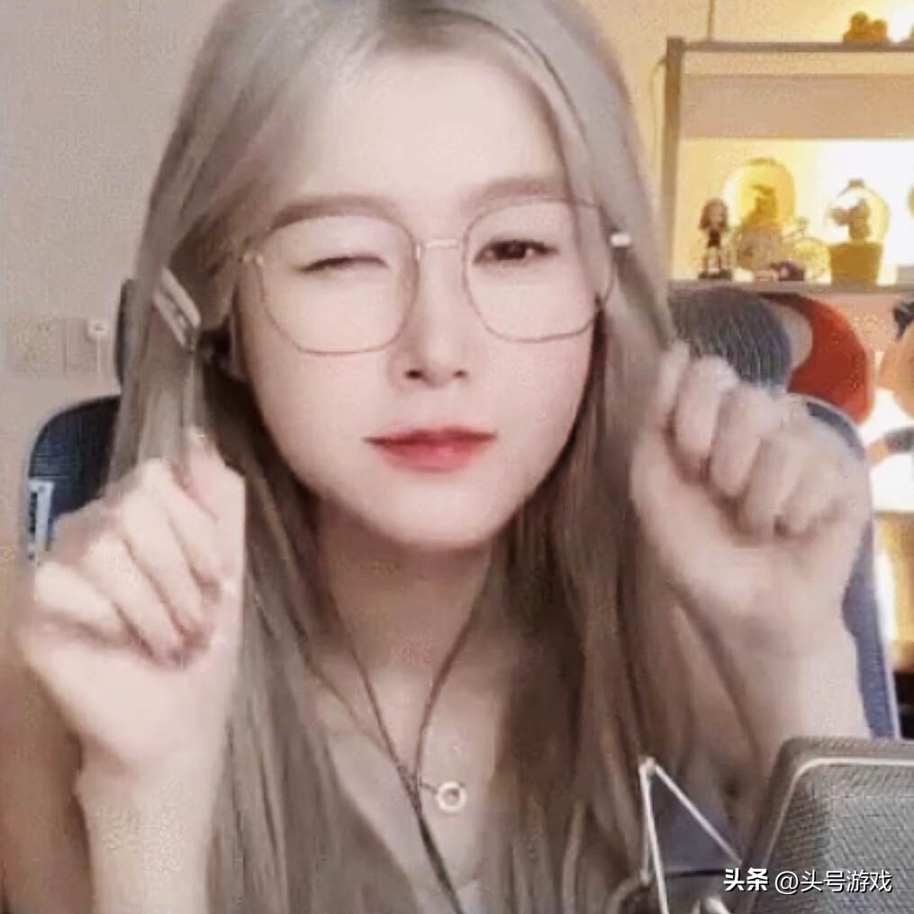 女主播上台疯狂闹分手_男主播谈恋爱_