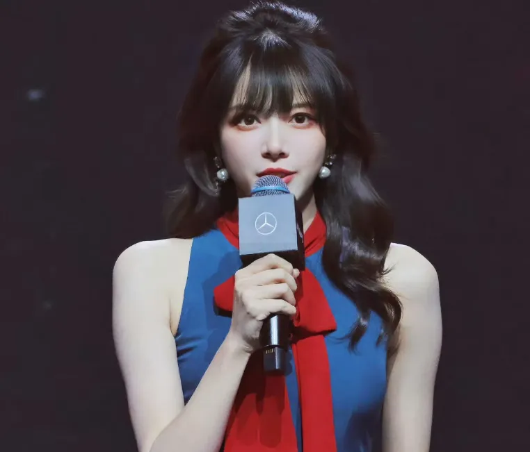 _树奈奈拍摄骆歆侧面,肚腩赘肉很大,被发现后破防遮挡_树奈奈拍摄骆歆侧面,肚腩赘肉很大,被发现后破防遮挡