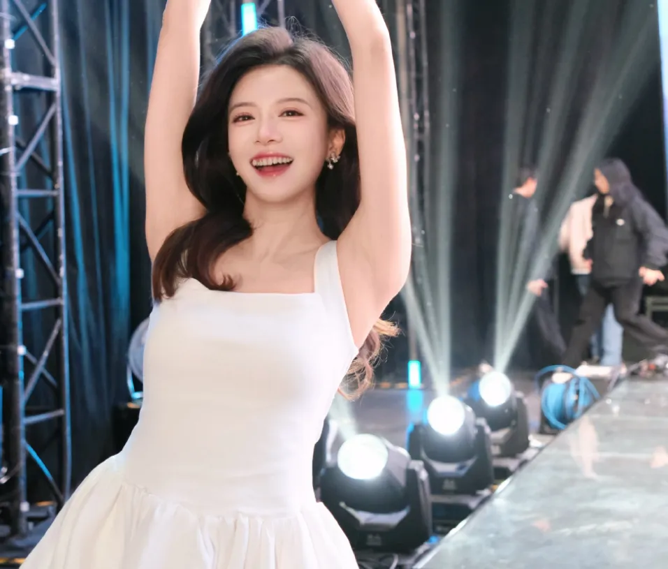 树奈奈拍摄骆歆侧面,肚腩赘肉很大,被发现后破防遮挡__树奈奈拍摄骆歆侧面,肚腩赘肉很大,被发现后破防遮挡