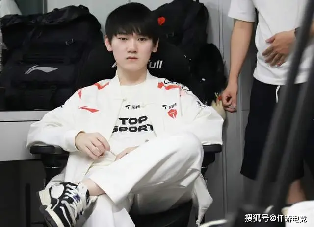 _LOL圈内大佬爆料TES第三赛段有人员变动,大概是辅助刘青松被斩杀_LOL圈内大佬爆料TES第三赛段有人员变动,大概是辅助刘青松被斩杀