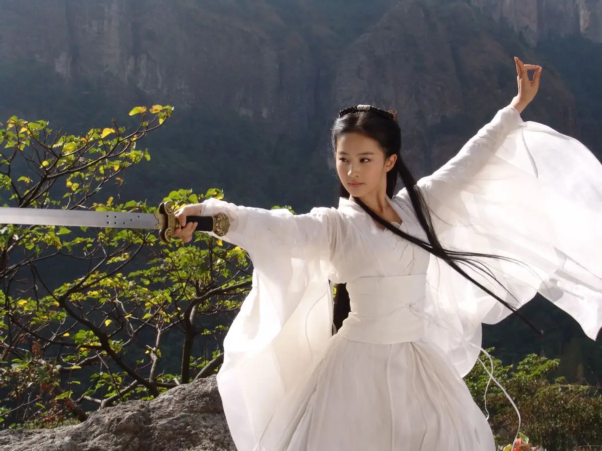 年少看不懂：小龙女失身后，喝水时为何要摘一朵花插在头上？_年少看不懂：小龙女失身后，喝水时为何要摘一朵花插在头上？_