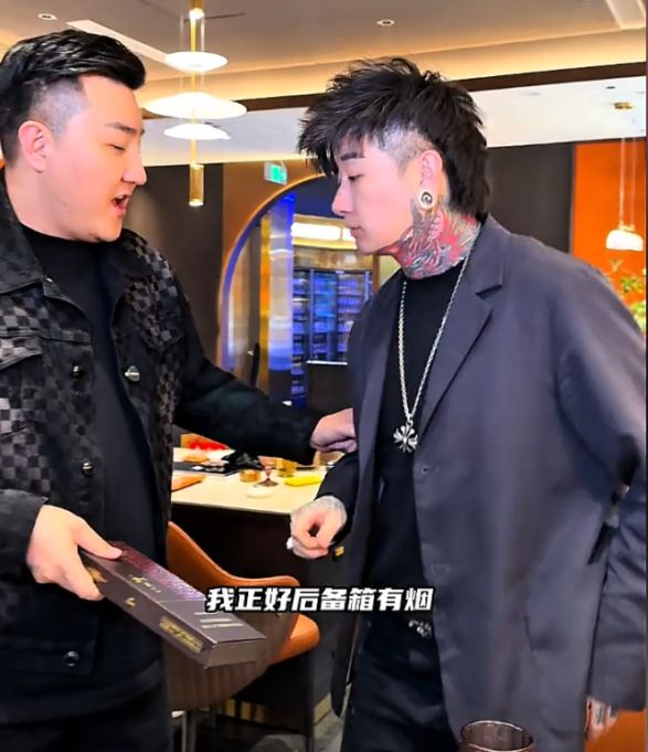 _在东北吃顿饭用瓶盖换了台车，你说这扯不扯！_在东北吃顿饭用瓶盖换了台车，你说这扯不扯！