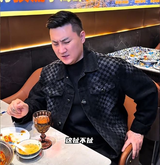 _在东北吃顿饭用瓶盖换了台车，你说这扯不扯！_在东北吃顿饭用瓶盖换了台车，你说这扯不扯！