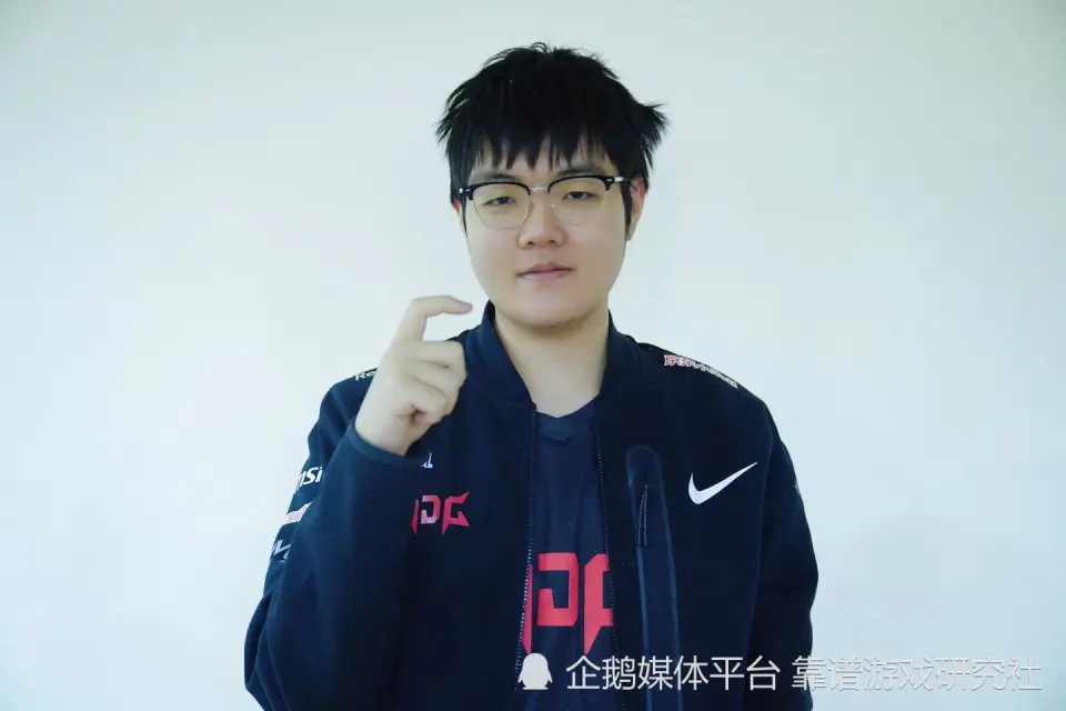 LOL：JDG战队老板出面帮助小学弟，欠EDG的钱已经还了，圆满解决__LOL：JDG战队老板出面帮助小学弟，欠EDG的钱已经还了，圆满解决