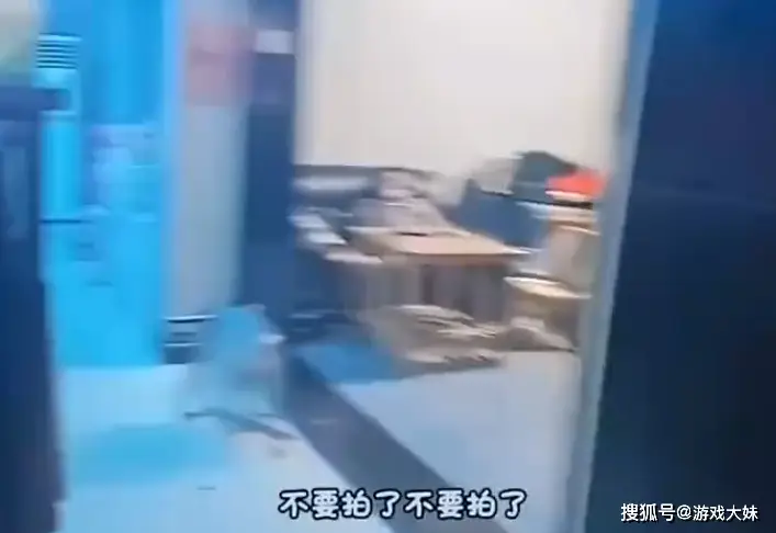 AJ线下探店，去网吧被老板赶出门，亮出职业选手身份还是被赶出去_AJ线下探店，去网吧被老板赶出门，亮出职业选手身份还是被赶出去_